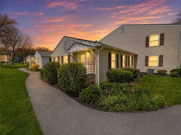 1 Swan Trl, Fairport, NY 14450