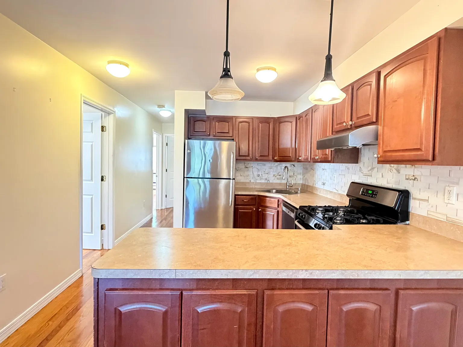5 bed, 1200 sqft, $5,000 — Photo 3