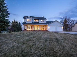 821 Shadyridge Ct, Grand Forks, ND 58201