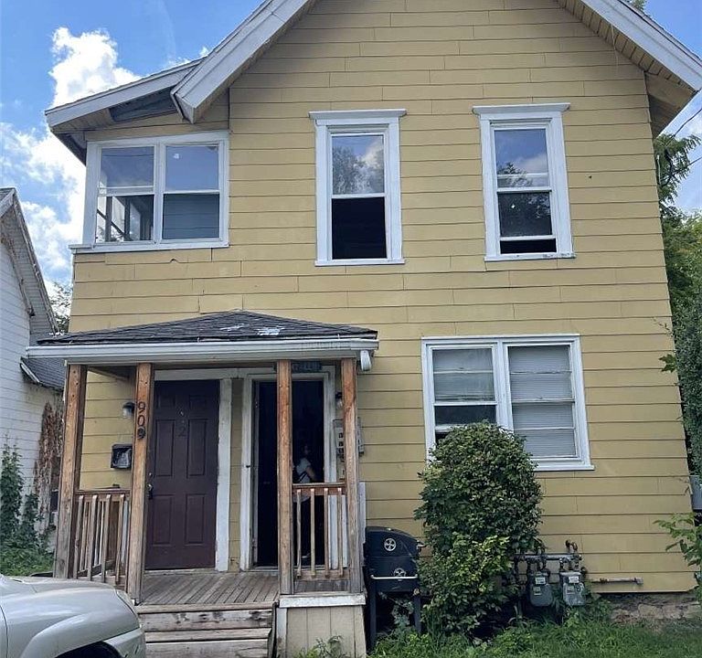 1st image of 909 Oak St