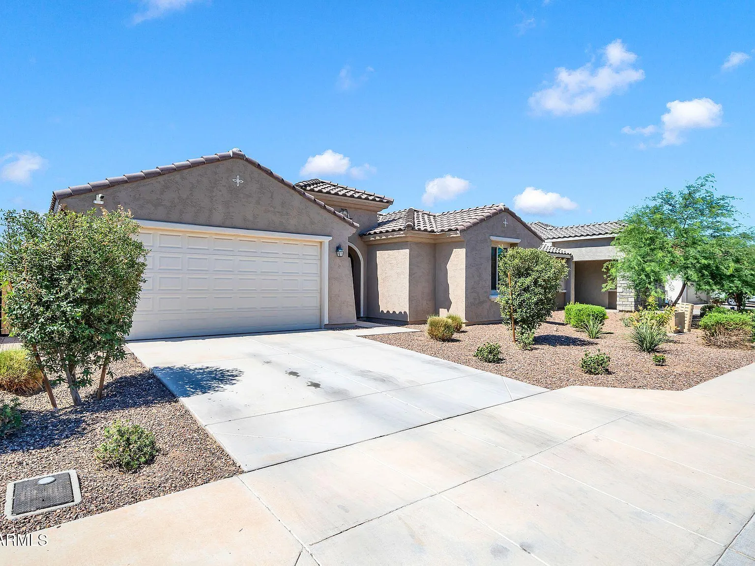 4 bed, 2.5 bath, 2473 sqft, $2,450 — Photo 2
