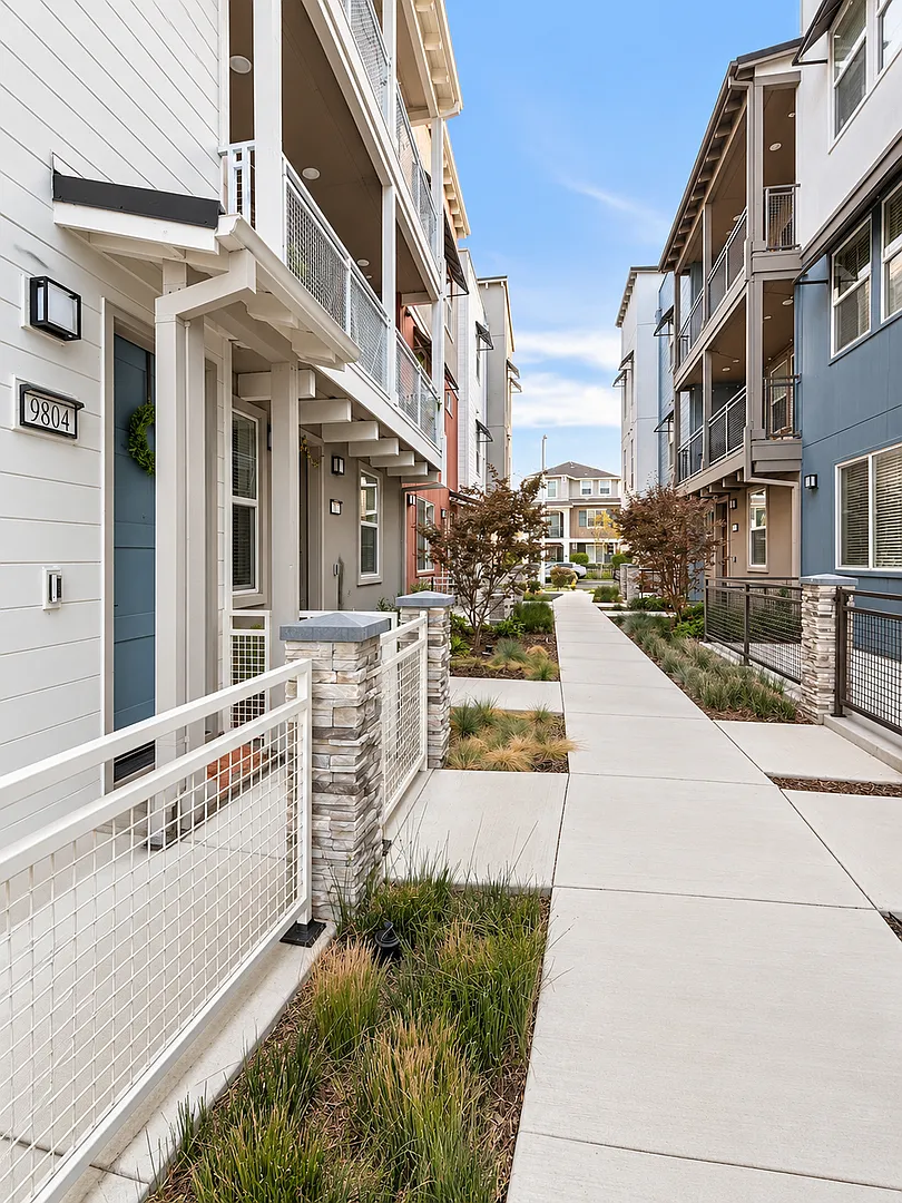 Stunning 2-Bedroom, 2-Bath Home for Rent with Gorgeous Views! — Photo 3