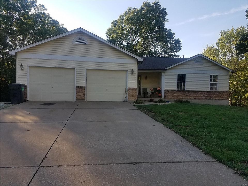 Nice 2 car garage that holds 3