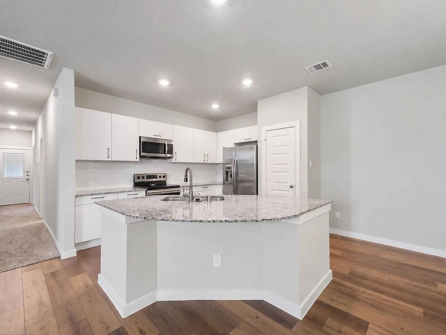 3 bed, 2.0 bath, 1356 sqft, $1,795 — Photo 4