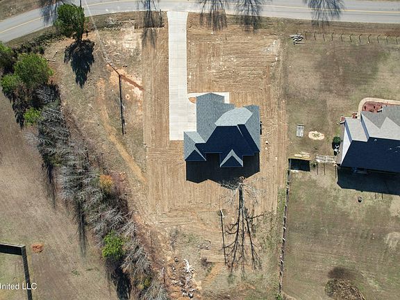 3rd image of 663 Moore Loop