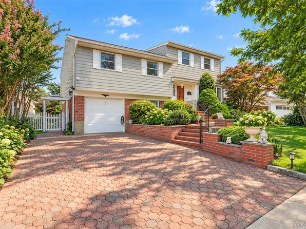 31 Colony Lane, Syosset, NY 11791