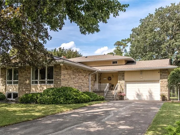 14 Woodside Dr, Hamilton, ON L8T 1C3