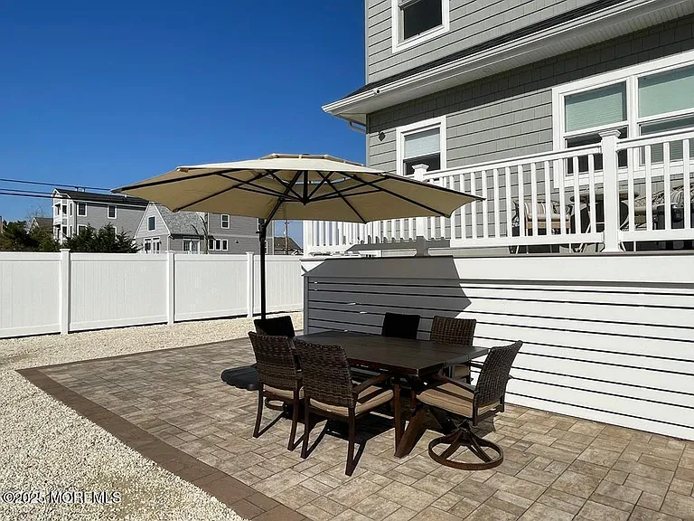 112 Albacore Dr — Photo 2