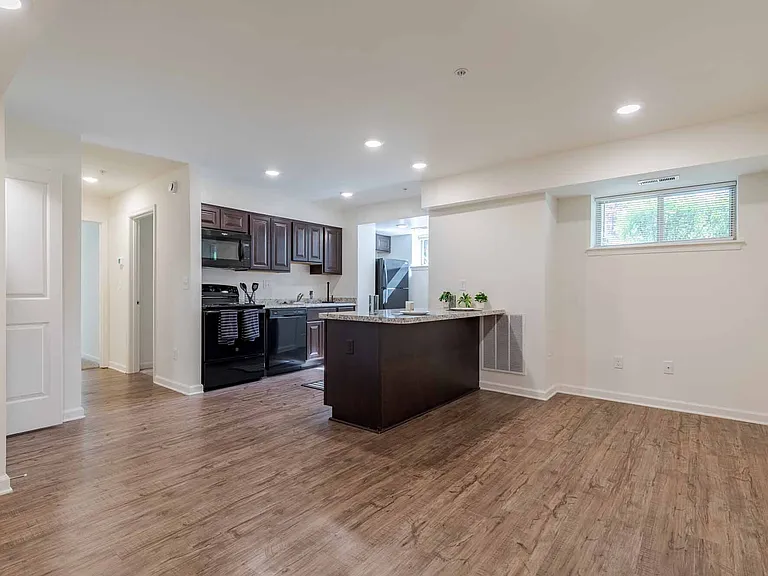 Woodside — Photo 9