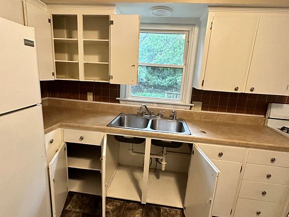 4th image of 618 Ferguson Dr