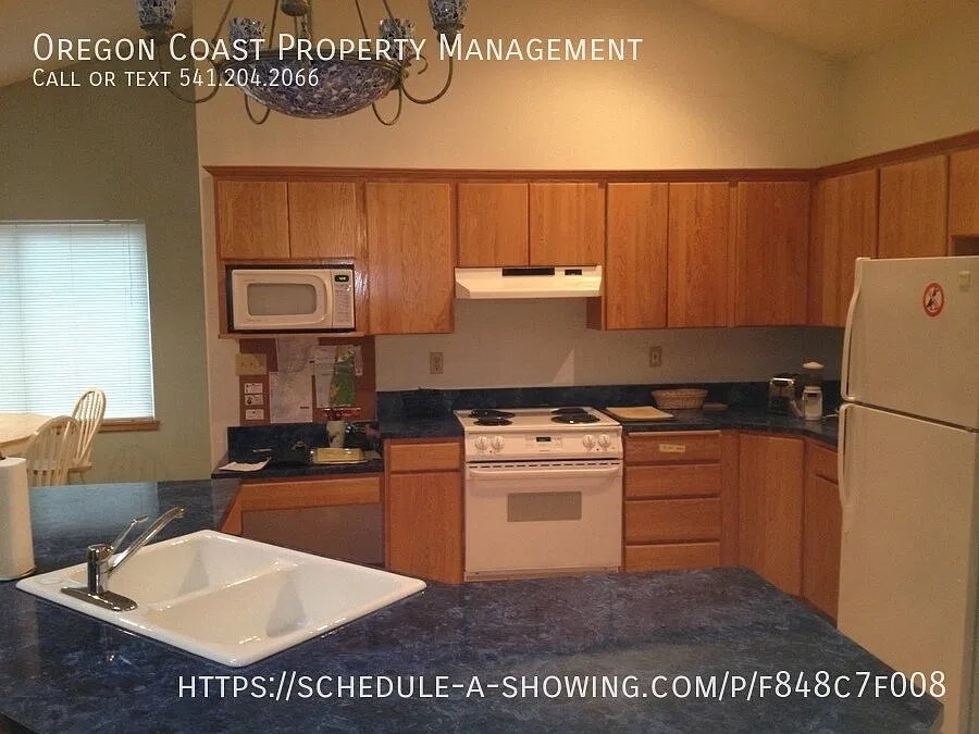Awesome 3 Bedroom House in SW Lincoln City — Photo 3