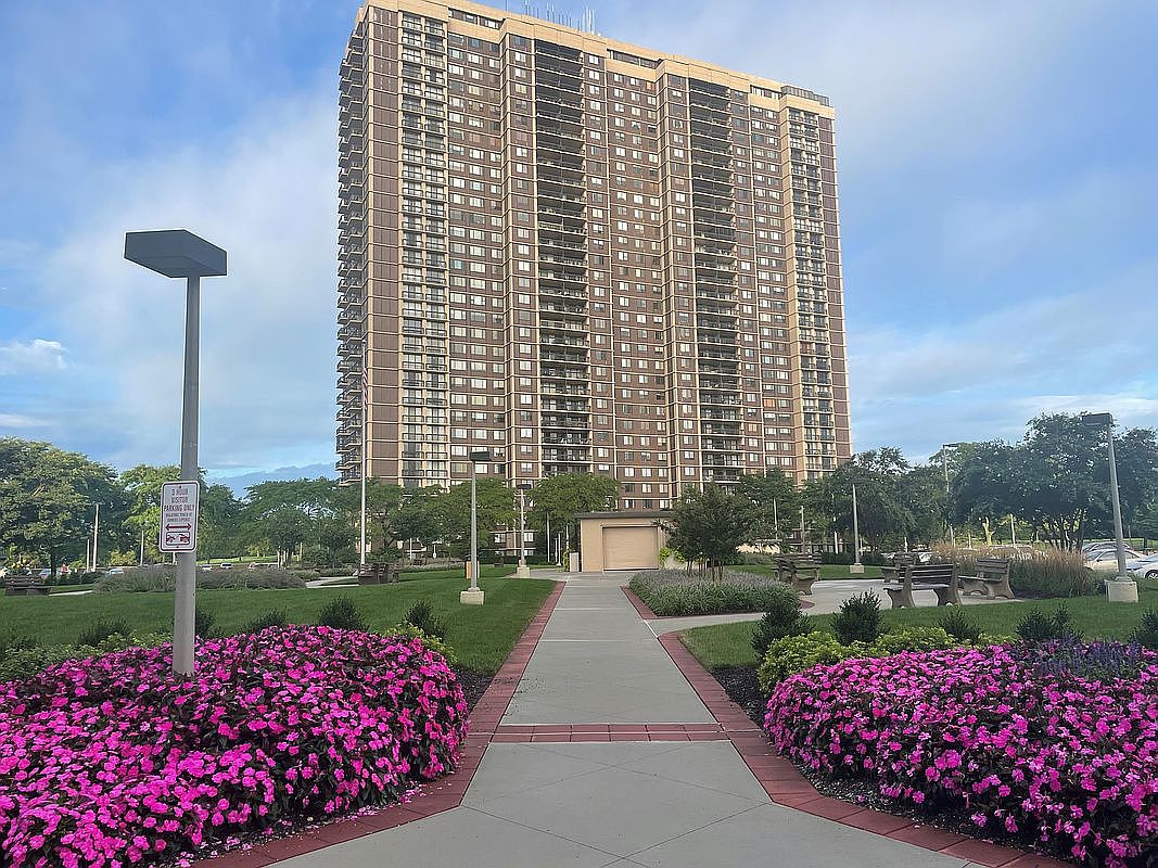 27110 Grand Central Pkwy APT 33A