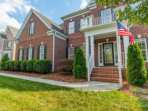 3rd image of 554 Fairwoods Dr