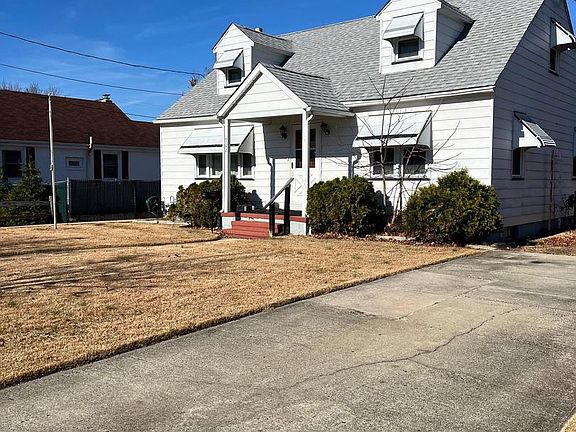 2nd image of 902 E Oak St #E