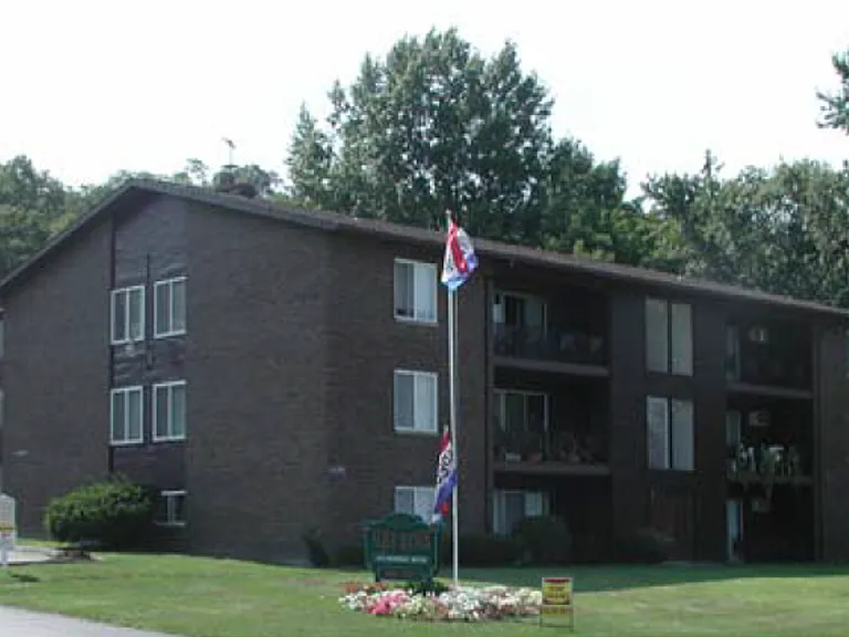Aljer Manor Apartments — Photo 3