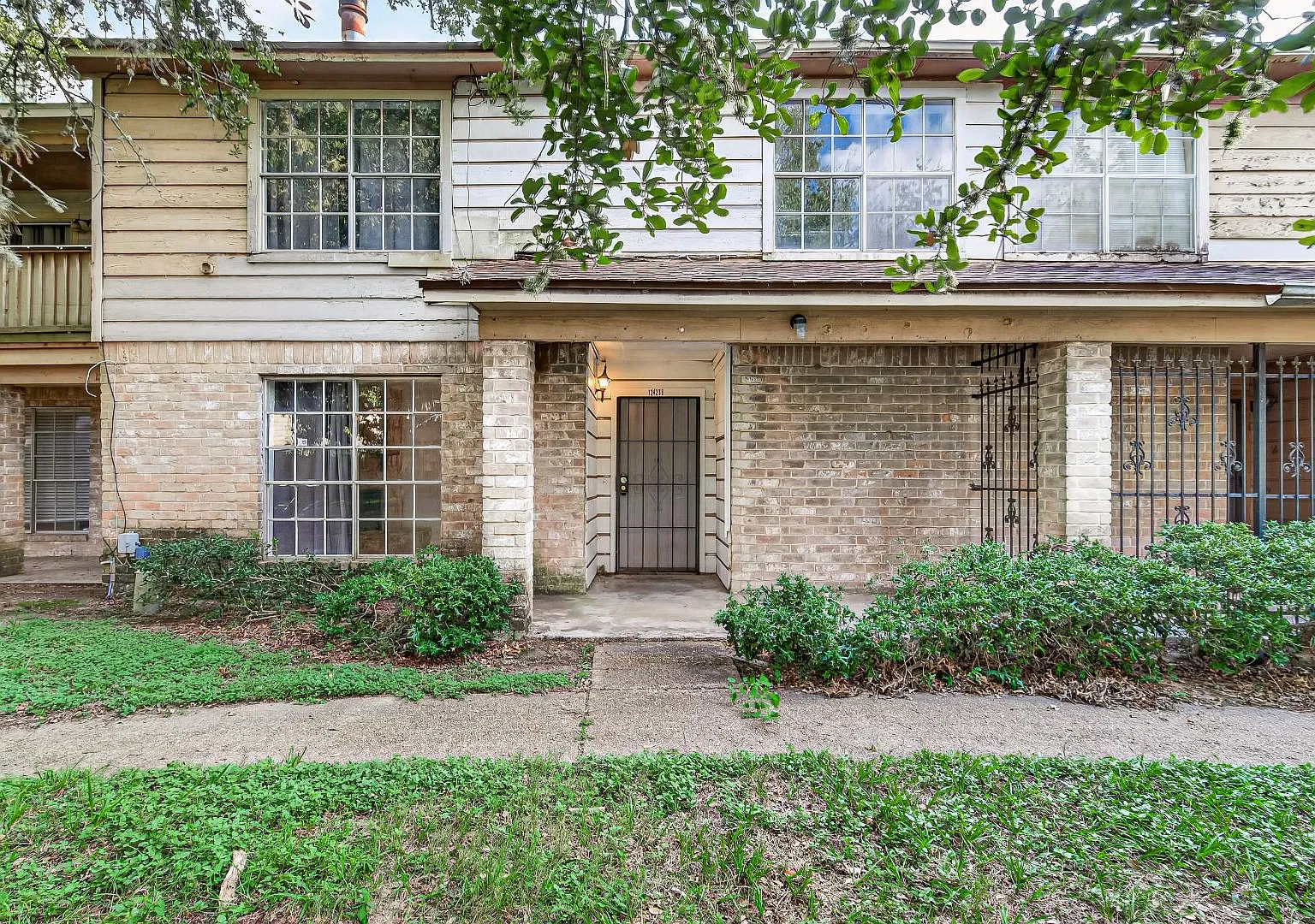 12423 W Village Dr - B — Photo 2