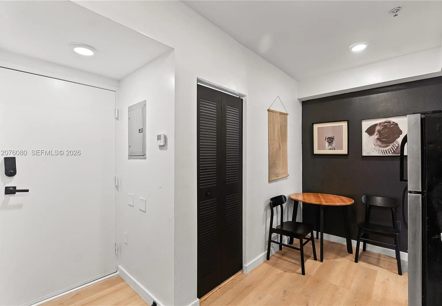 First Deco Condo — Photo 3