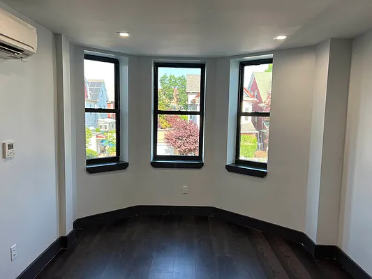 Rented by Delmark Realty LLC | media 32