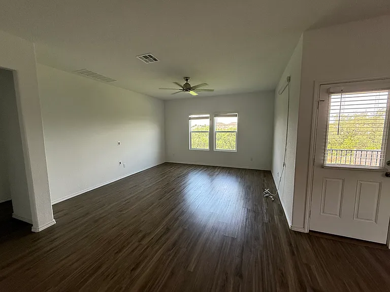 913 Bluewood Bnd — Photo 2