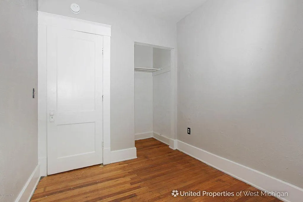 1136 Madison Ave SE — Photo 2