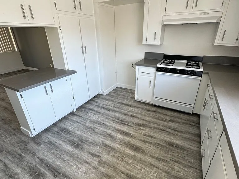 2120 Vanderbilt Lane, Redondo Beach, CA. — Photo 2