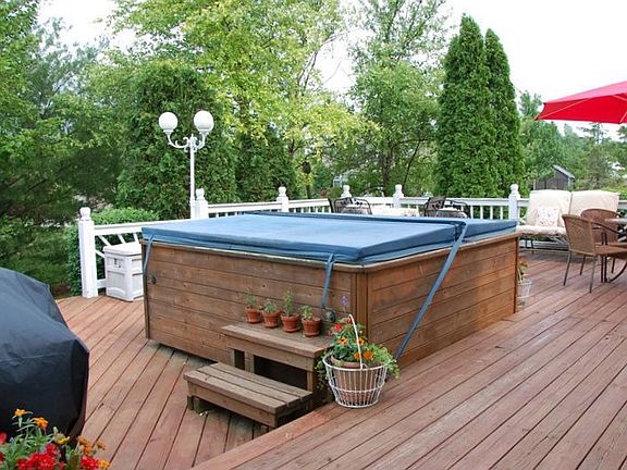 32x40 Deck w Hot Tub