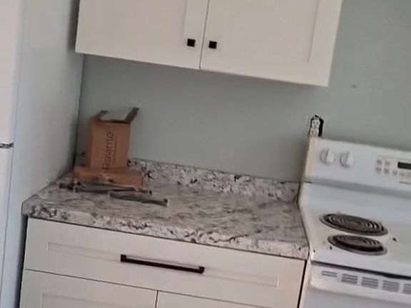 3rd image of 100 Maplewood Dr APT B