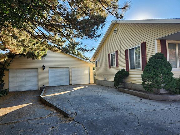 2nd image of 460 E Warnock Ave