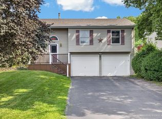 1358 Cottonwood Ln, Crystal Lake, IL 60014