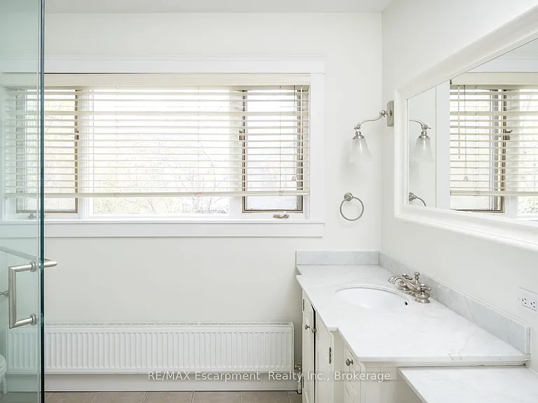 209 Allan St — Photo 15