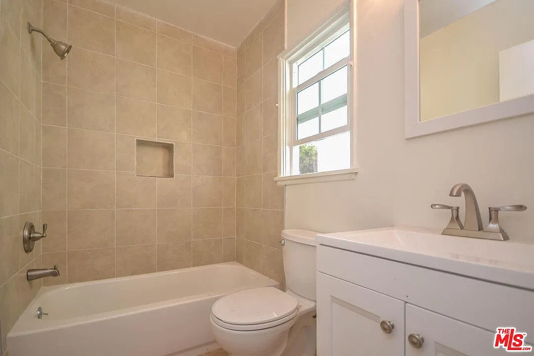 1112 Ocean Park Blvd — Photo 2