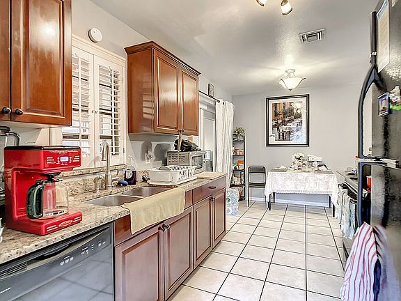 5th image of 418 S Candler Ave