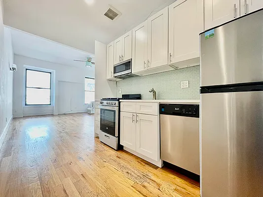 Rented by HOLTON REAL ESTATE INC. | media 1