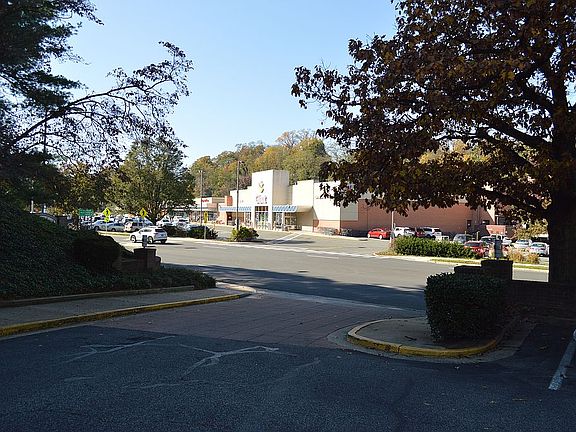 5th image of 3000 Spout Run Pkwy APT B509