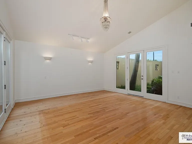3201 Lazy Lake Dr — Photo 8