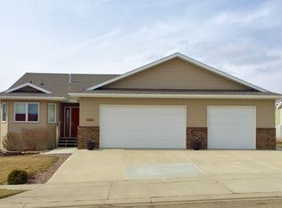 5512 Calvert Dr, Bismarck, ND 58503