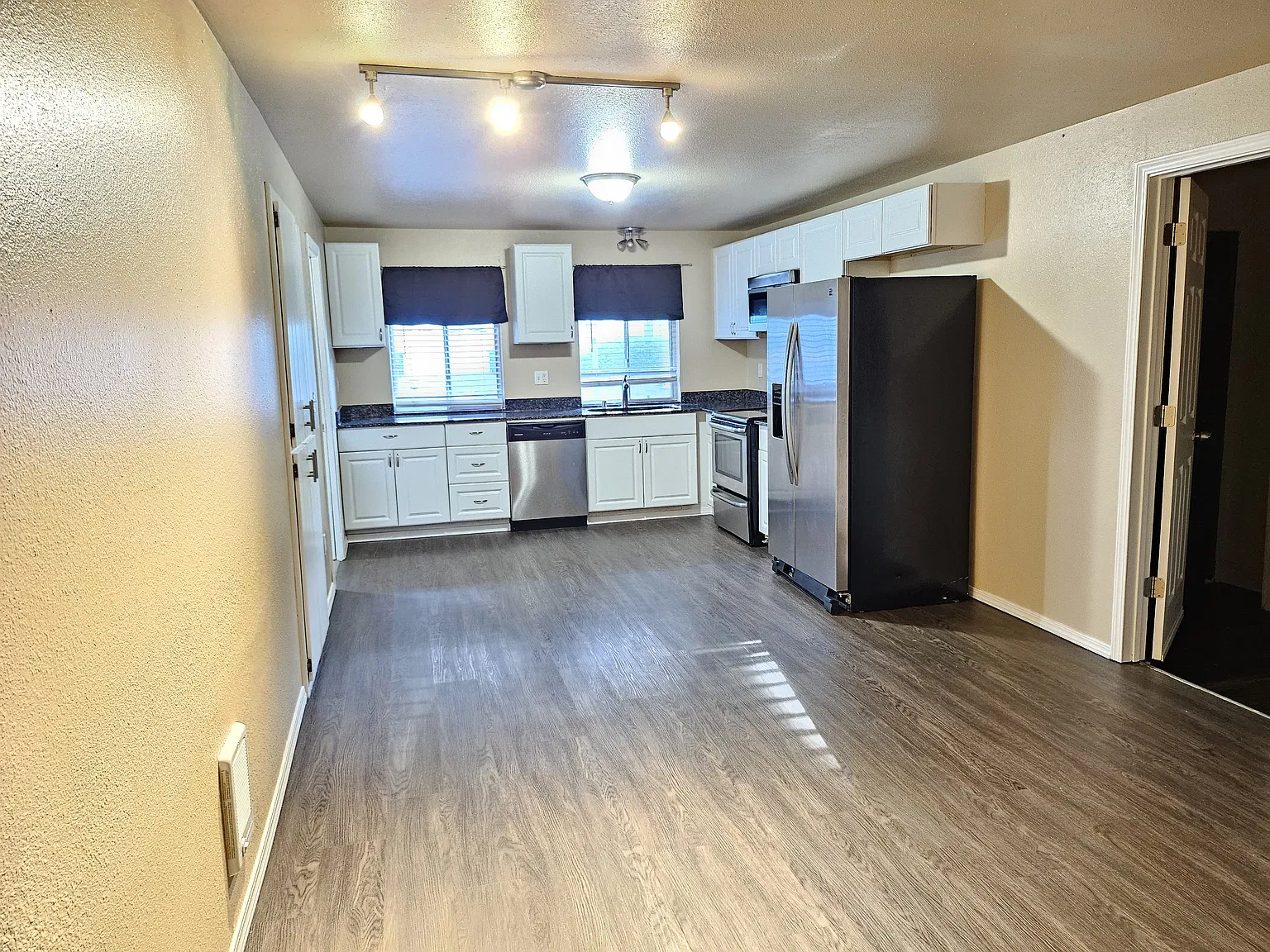 4 bed, 1320 sqft, $2,500 — Photo 3