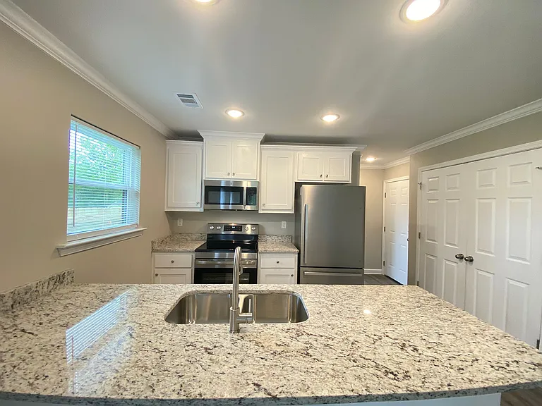 400 N Elm St — Photo 11
