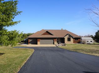 W9740 Cloverleaf Rd, Hortonville, WI 54944