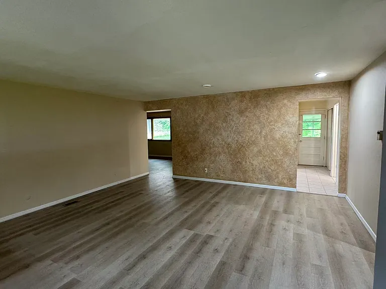 5949 Hollyhill Ct — Photo 2