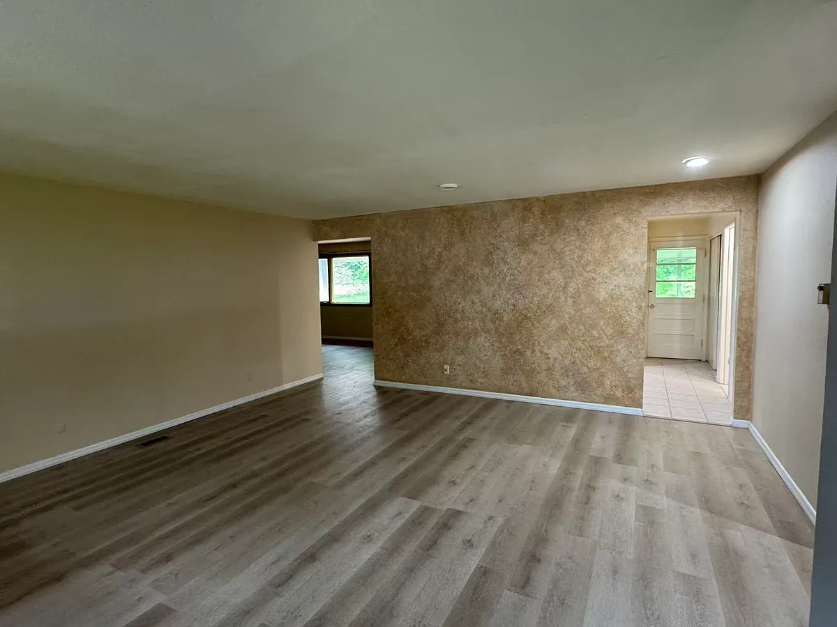 Building Photo - 5949 Hollyhill Ct