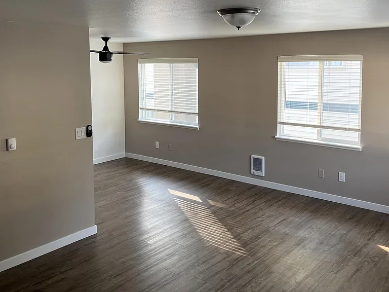 Sunset East Apartments — Photo 12