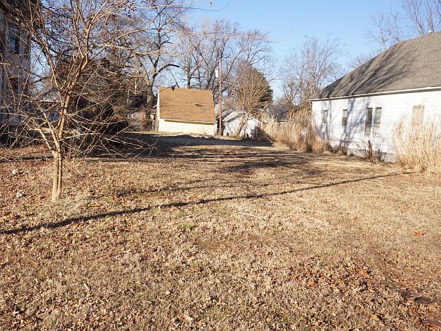 2nd image of 708 W 7th St