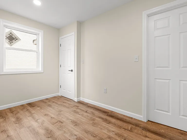 32 Jane St — Photo 16
