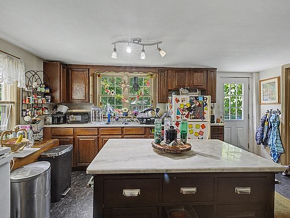 5th image of 166 Summer St