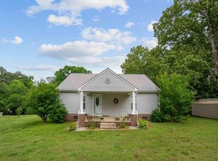 2612 Strayleaf Rd, Wildersville, TN 38388
