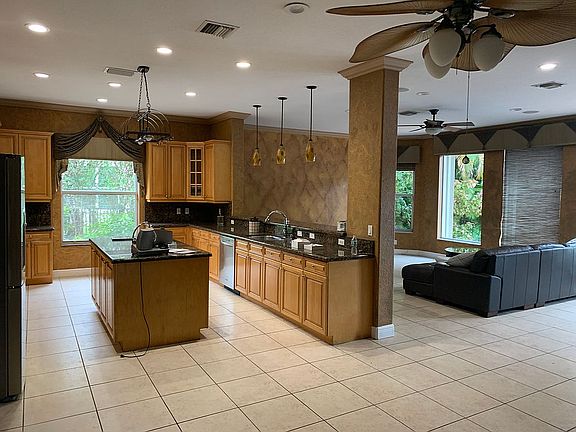4th image of 10980 NW 69th Pl