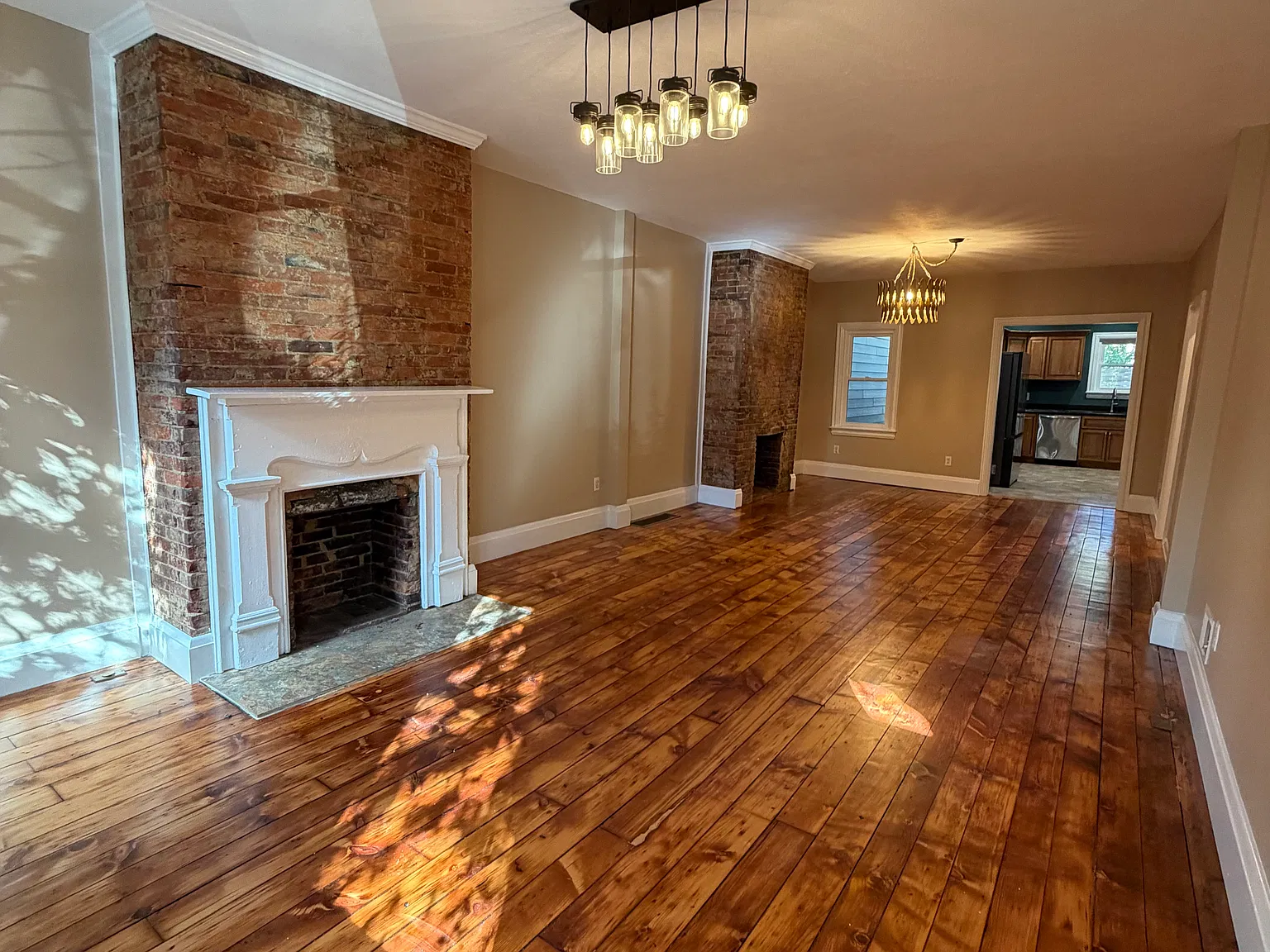 3 bed, 2.5 bath, 2400 sqft, $3,000 — Photo 2