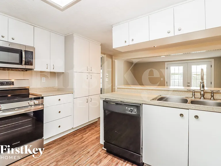 645 Lexington St — Photo 7