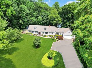 11 Hawthorne Ct, Centerport, NY 11721